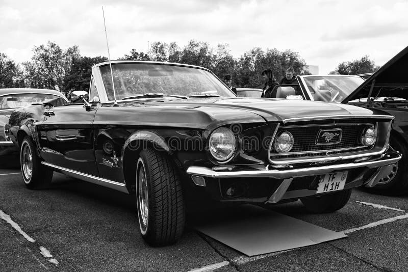 Convertible de Ford Mustang do carro (preto e branco) imagem de stock royalty free Convertible de Ford Mustang do carro (preto e branco) imagem de stock royalty free