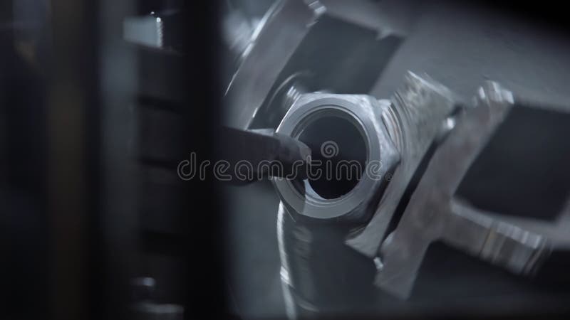 Convertir a lathe en acción. funcionamiento de la caja metálica en la máquina giratoria con herramienta de corte. estiércol modern metrajes
