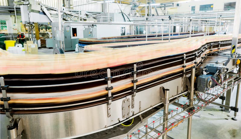 Conveyer belt with empty bottles