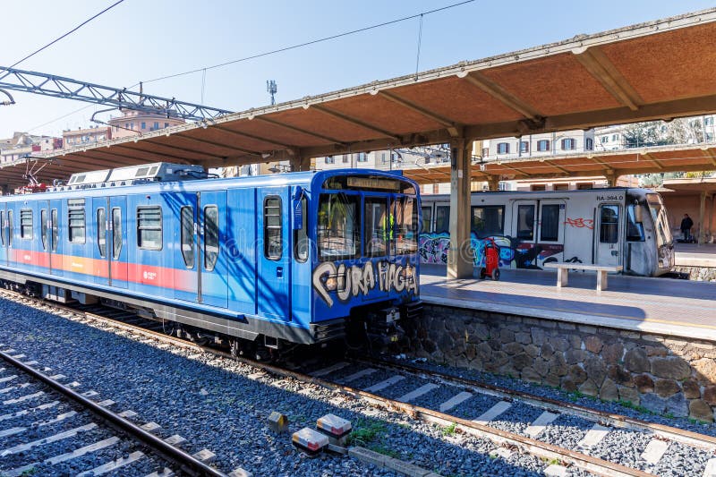 Convogli alla stazione ferroviaria Roma Porta San Paolo a Roma Italia fotografie stock libere da diritti