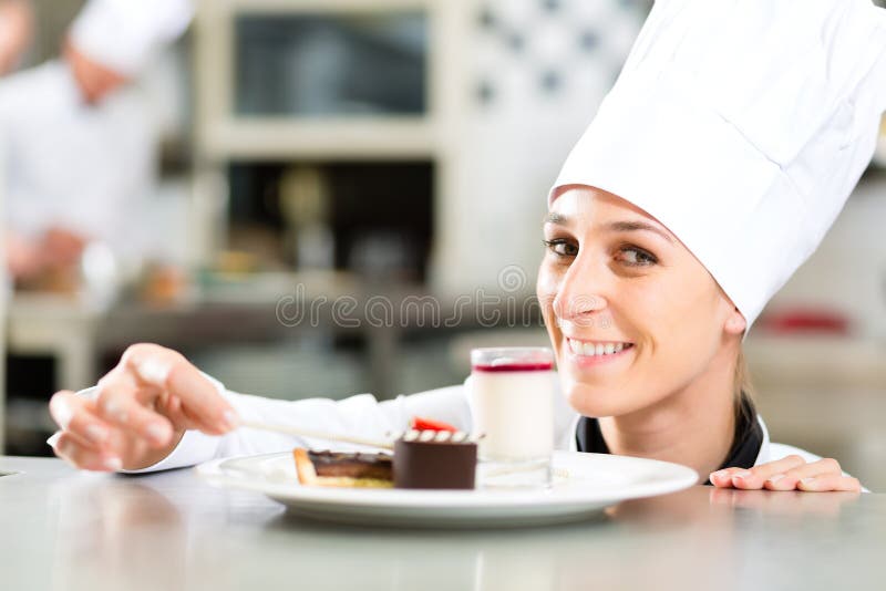 Cook, ciasto szef kuchni w hotelowej lub restauracyjnej kuchni