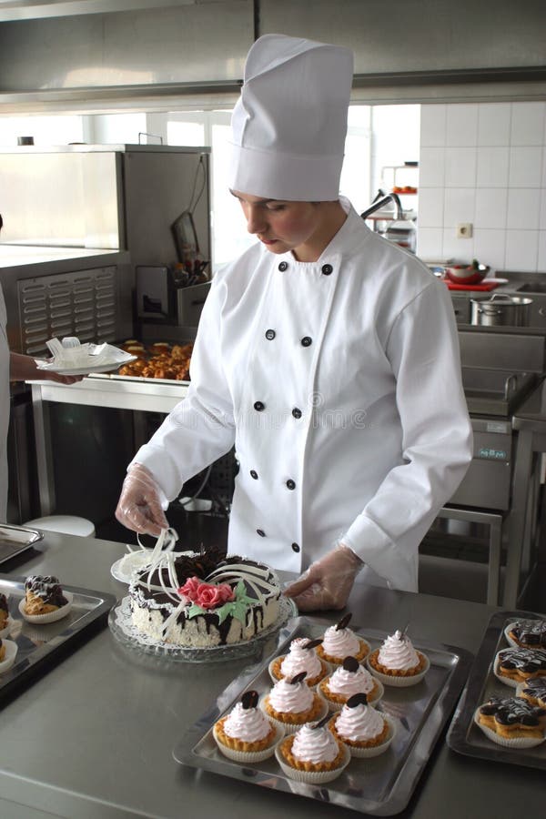 Cocinar sobre el La cocina está preparando comida.