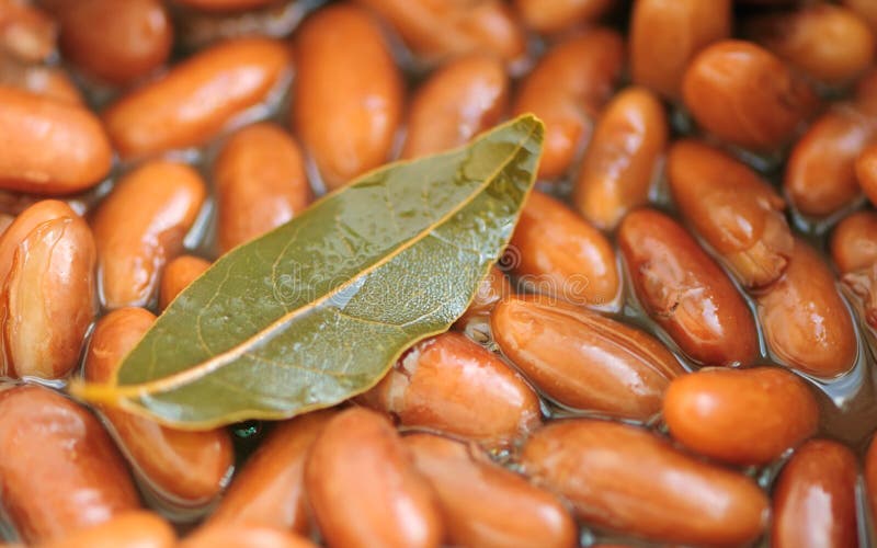 Cooked Kidney Beans with Bay Leaf