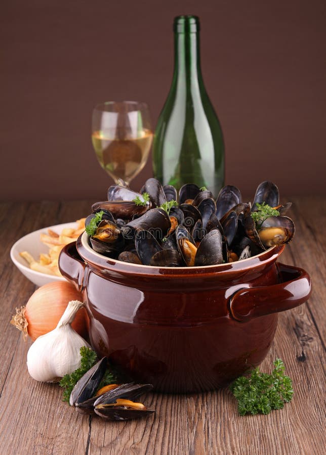 Cooking pot with mussels stock photo. Image of sauce 21060692