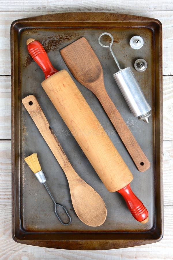 https://thumbs.dreamstime.com/b/cookie-baking-tools-high-angle-shot-old-sheet-laid-out-cookies-used-pan-rustic-white-kitchen-table-46278936.jpg