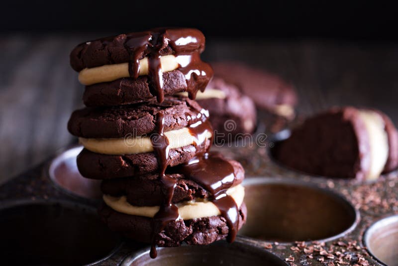 Cookies da brownie do chocolate com enchimento de creme imagens de stock royalty free Cookies da brownie do chocolate com enchimento de creme imagens de stock royalty free
