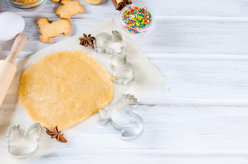 Cookies de cozimento da Páscoa, feriado que cozinha fundos foto de stock Cookies de cozimento da Páscoa, feriado que cozinha fundos foto de stock