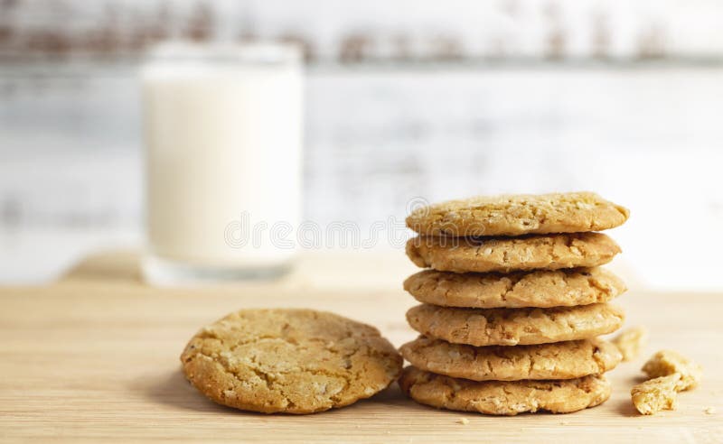 Cookies de farinha de aveia caseiros empilhadas no pano marrom Seu são um alimento nutriente-rico associado com a proteína e a fi foto de stock Cookies de farinha de aveia caseiros empilhadas no pano marrom Seu são um alimento nutriente-rico associado com a proteína e a fi foto de stock