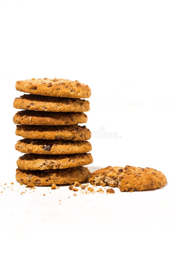 cookies de farinha de aveia dos pedaços de chocolate no fundo branco, vertical foto de stock cookies de farinha de aveia dos pedaços de chocolate no fundo branco, vertical foto de stock