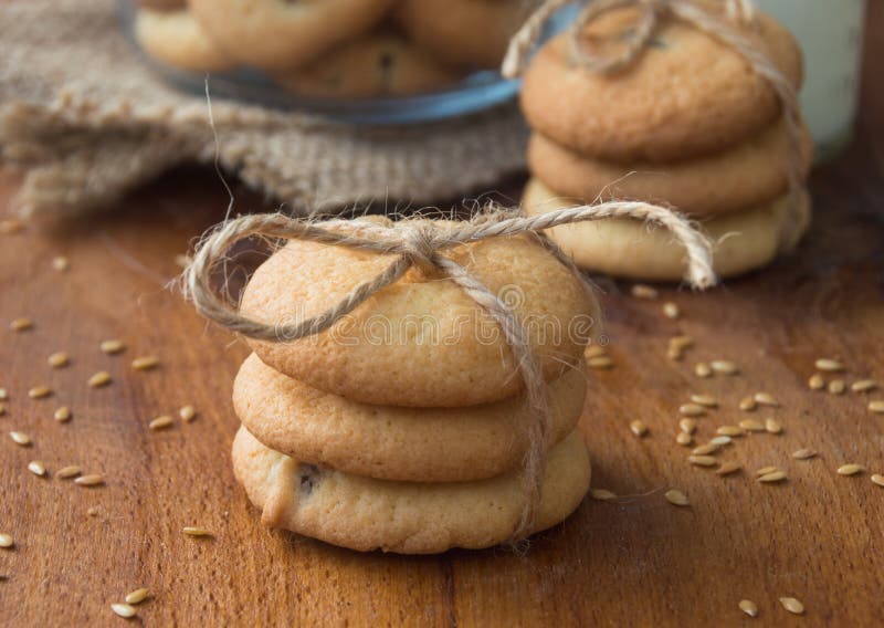 Cookies do Flaxseed com passas fotografia de stock Cookies do Flaxseed com passas fotografia de stock