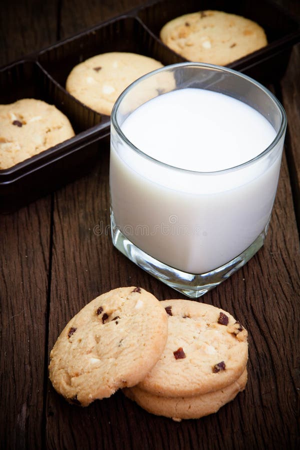 Cookies and glass milk stock image. Image of plate, chocolate 38566711