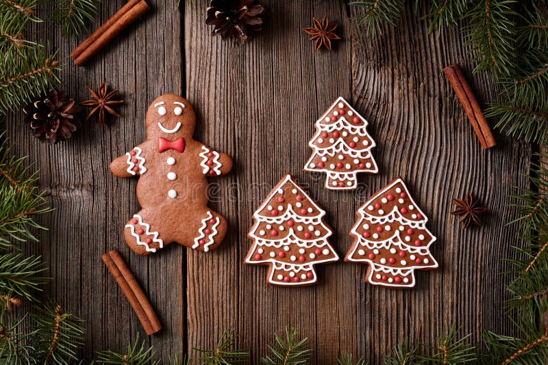 Cookies homem do pão-de-espécie do Natal e árvores da pele imagens de stock Cookies homem do pão-de-espécie do Natal e árvores da pele imagens de stock