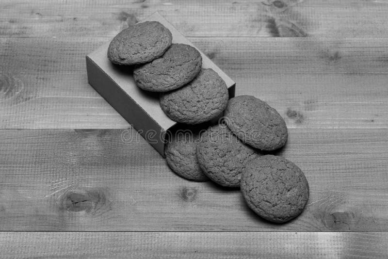 Cookies na caixa da caixa no fundo de madeira cinzento Padaria doce e petisco delicioso Biscoitos da farinha de aveia imagens de stock Cookies na caixa da caixa no fundo de madeira cinzento Padaria doce e petisco delicioso Biscoitos da farinha de aveia imagens de stock