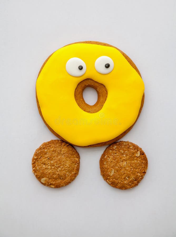 Cookies no esmalte e duas cookies dos cereais fotos de stock royalty free Cookies no esmalte e duas cookies dos cereais fotos de stock royalty free
