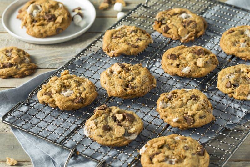 Biscoitos Caseiros de S'mores Pegajosos foto de stock