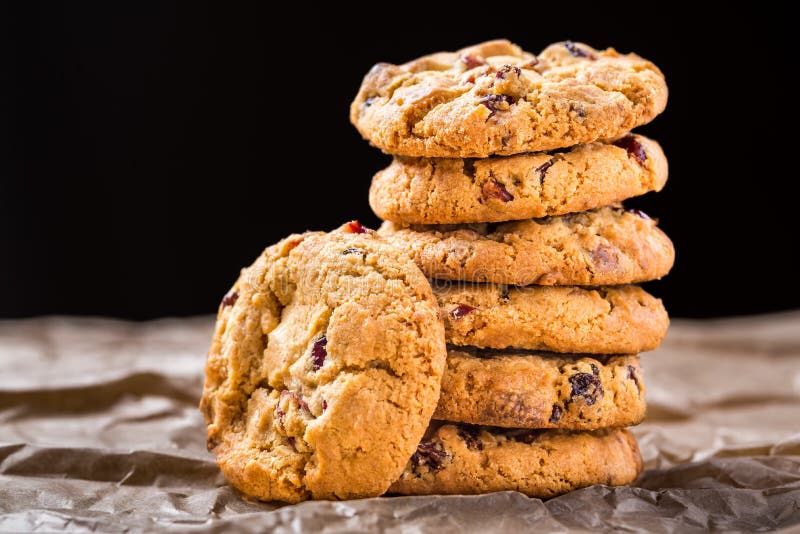 Un mucchio di cioccolato bianco e cramberry i cookie.