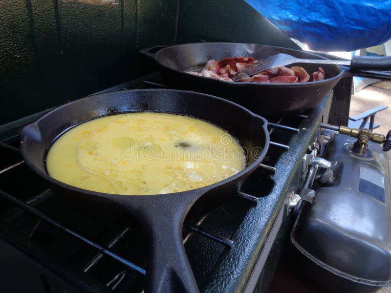 Cooking Camp Breakfast, Scrambled Eggs and Bacon stock images Cooking Camp Breakfast, Scrambled Eggs and Bacon stock images