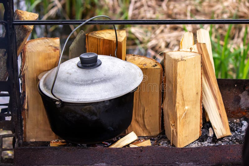 https://thumbs.dreamstime.com/b/cooking-cauldron-cast-iron-tripod-over-open-fire-cooking-cast-iron-cauldron-tripod-over-open-fire-222520302.jpg