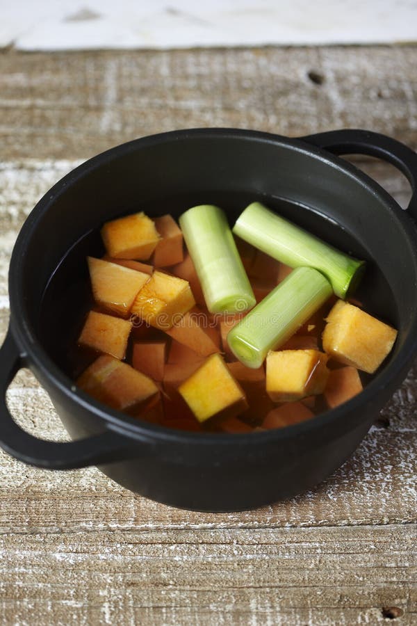 Cooking diced pumpkin and leeks in boiling water