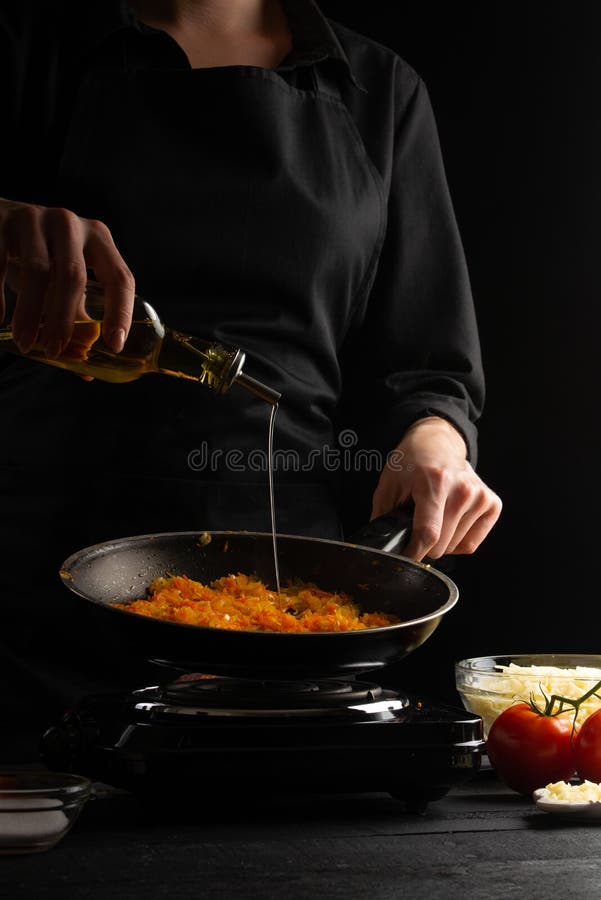 https://thumbs.dreamstime.com/b/cooking-lasagna-cook-prepares-dressing-frying-pan-pouring-olive-oil-black-background-italian-european-cuisine-vertical-frame-163245545.jpg