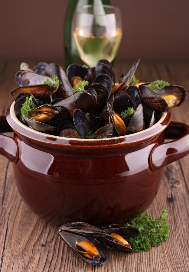 Cooking pot with mussels stock photo. Image of sauce 21060692