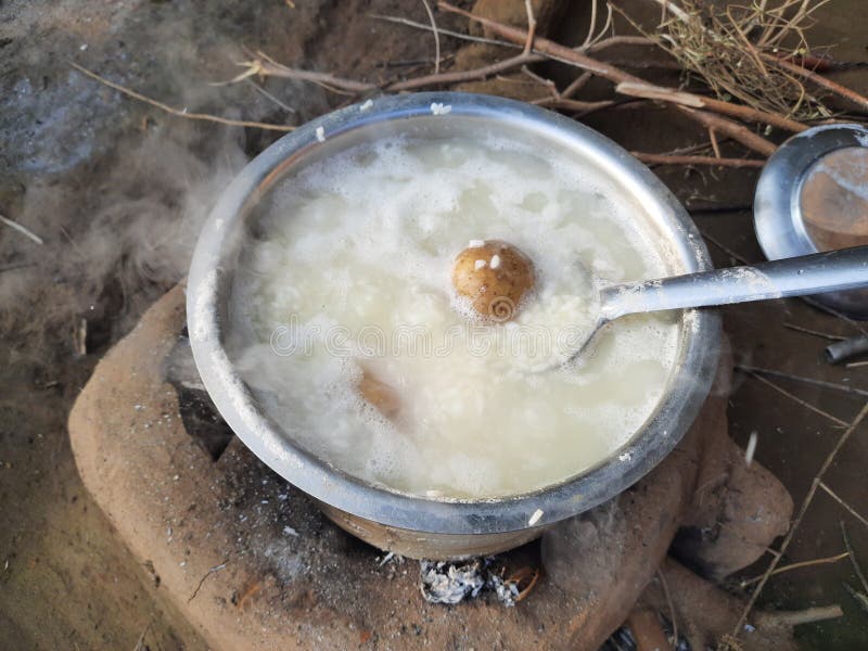 https://thumbs.dreamstime.com/b/cooking-rice-wooden-stove-cooking-rice-wooden-stove-traditional-cooking-style-indian-village-along-rice-potatoes-237699149.jpg
