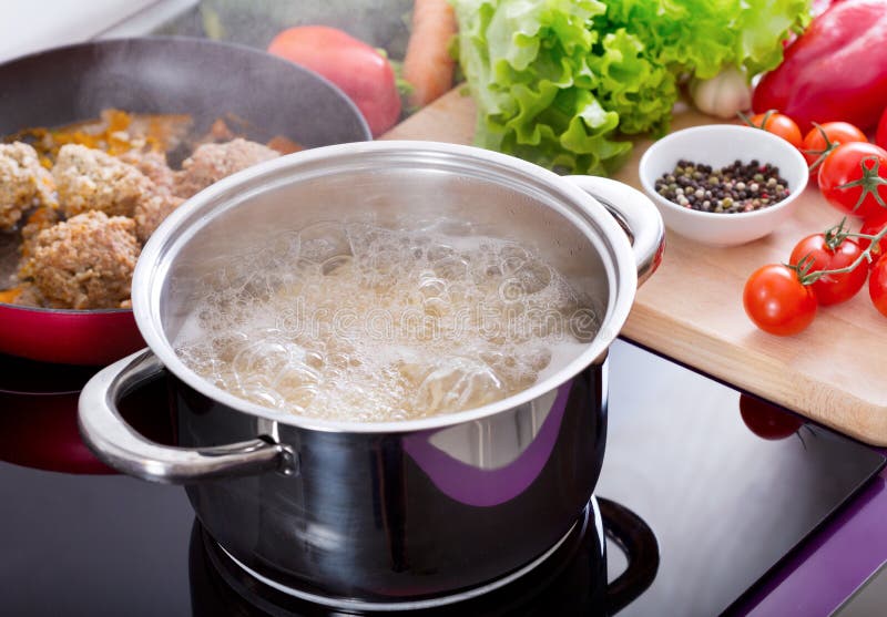 https://thumbs.dreamstime.com/b/cooking-spaghetti-pot-boiling-water-cooker-kitchen-cooking-spaghetti-pot-boiling-water-111312585.jpg