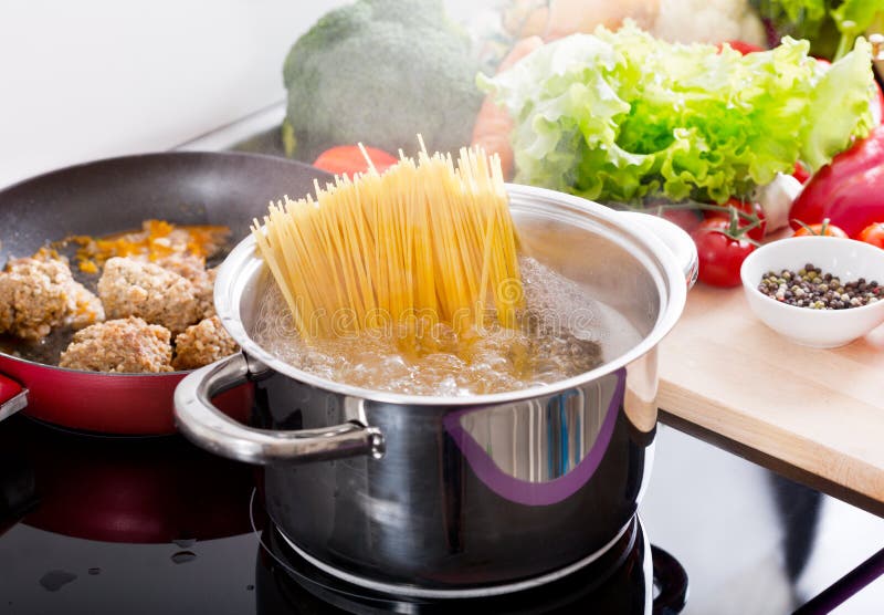 https://thumbs.dreamstime.com/b/cooking-spaghetti-pot-boiling-water-cooker-kitchen-cooking-spaghetti-pot-boiling-water-111312634.jpg