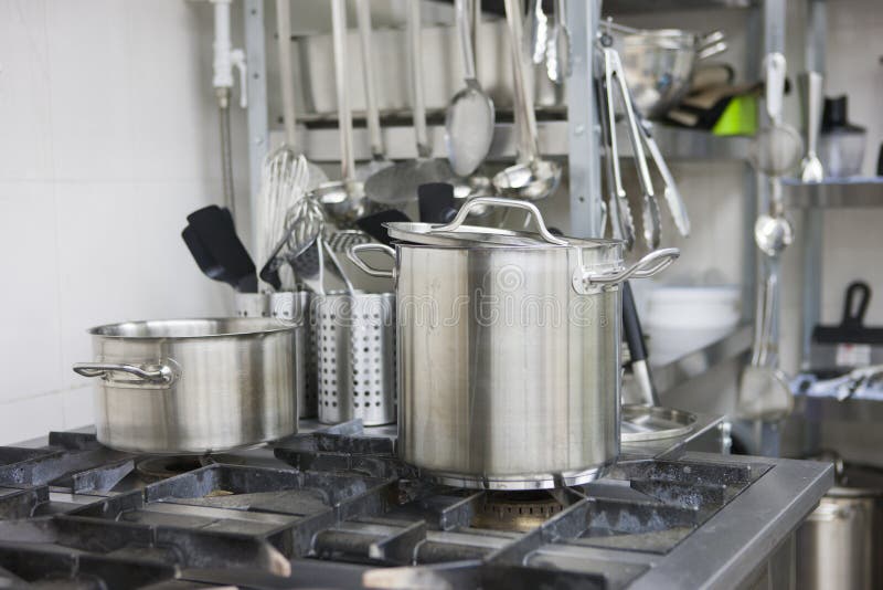 Cooktop professionnel de gaz avec des pots photos stock Cooktop professionnel de gaz avec des pots photos stock
