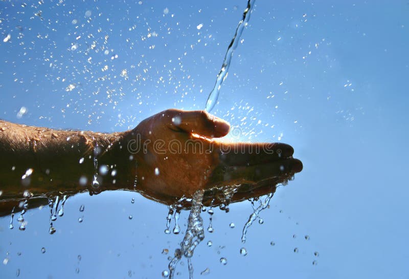 Fresco fresco acqua che cade su un mans mani.