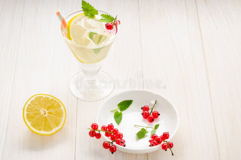 Cooled cocktail with mint, straws, a lemon and red currant/cooled cocktail with mint, straws, a lemon and red currant. Top view royalty free stock photography Cooled cocktail with mint, straws, a lemon and red currant/cooled cocktail with mint, straws, a lemon and red currant. Top view royalty free stock photography