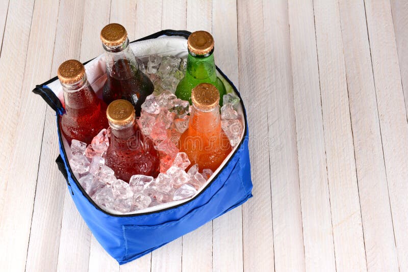 Cooler Z Lodowymi i Sodowanymi butelkami obraz royalty free Cooler Z Lodowymi i Sodowanymi butelkami obraz royalty free
