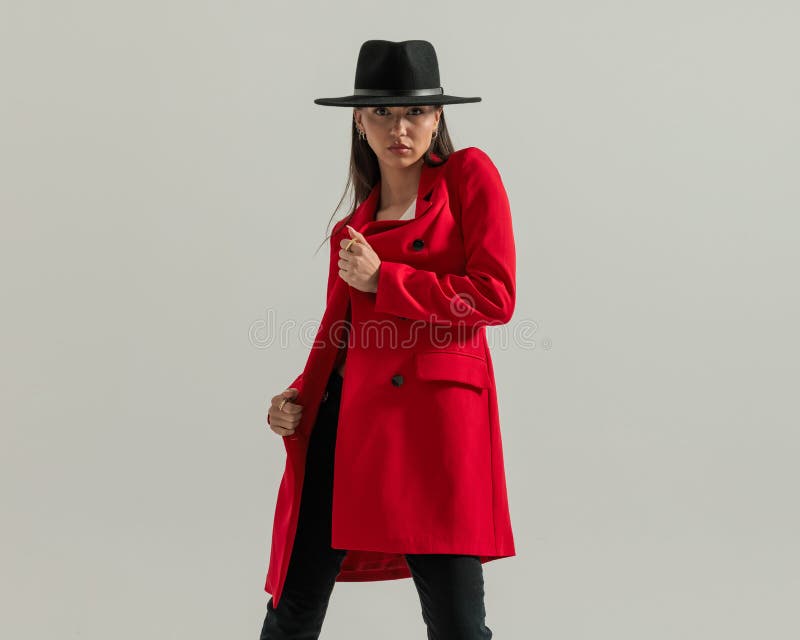 Cooles lässiges Mädchen mit mattschwarzem roten Fell, selbstbewusst posieren stockfoto