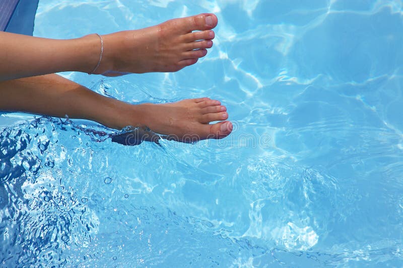 Le gambe di raffreddamento nella piscina.