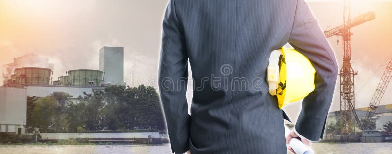 Coordenador da exposição dobro com o capacete de segurança no backgrou da indústria fotografia de stock royalty free Coordenador da exposição dobro com o capacete de segurança no backgrou da indústria fotografia de stock royalty free