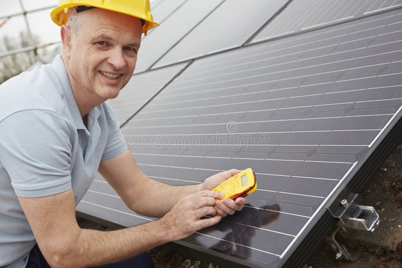 Coordenador Installing Solar Panels no telhado da casa fotografia de stock royalty free Coordenador Installing Solar Panels no telhado da casa fotografia de stock royalty free