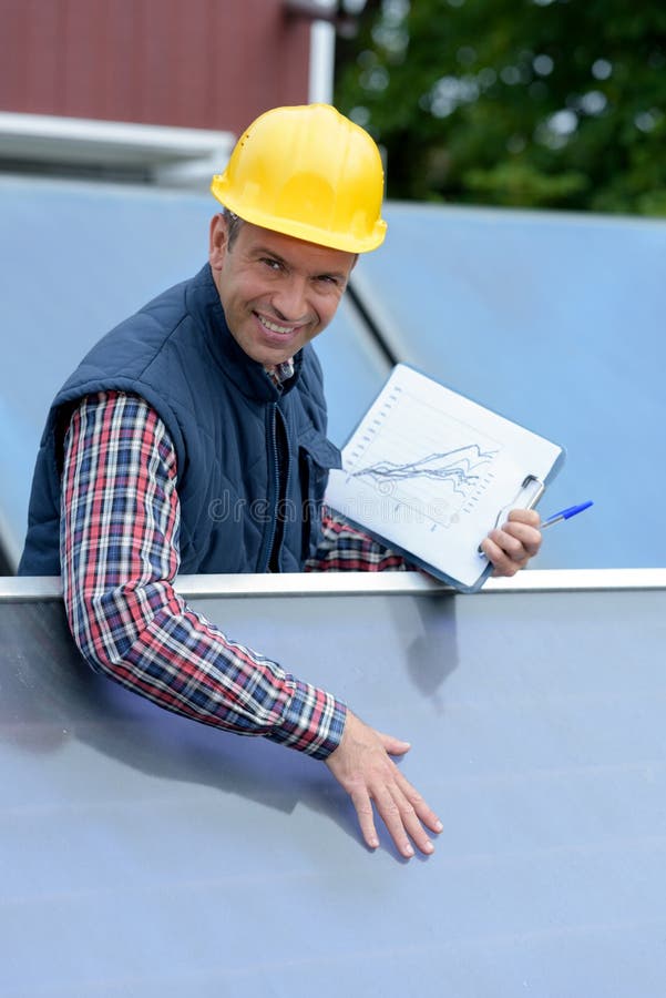 Coordenador que trabalha no equipamento da verificação e da manutenção foto de stock Coordenador que trabalha no equipamento da verificação e da manutenção foto de stock