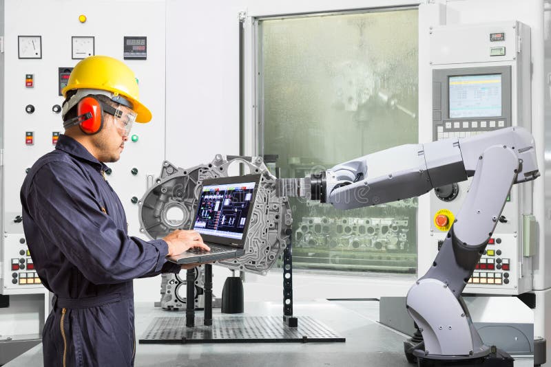 Coordenador que usa a mão robótico automática do controle de laptop com a máquina do CNC na indústria automóvel, conceito esperto imagem de stock Coordenador que usa a mão robótico automática do controle de laptop com a máquina do CNC na indústria automóvel, conceito esperto imagem de stock