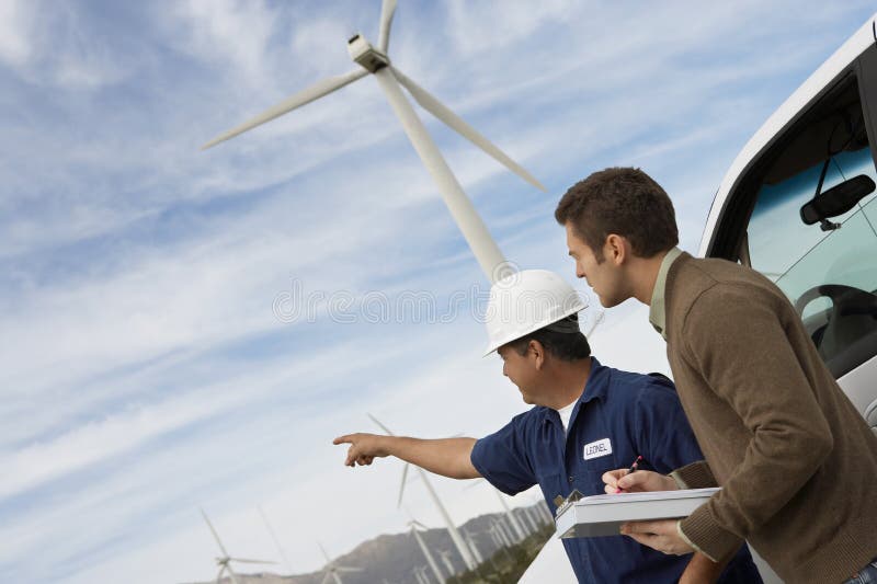 Coordenadores na exploração agrícola de vento foto de stock Coordenadores na exploração agrícola de vento foto de stock