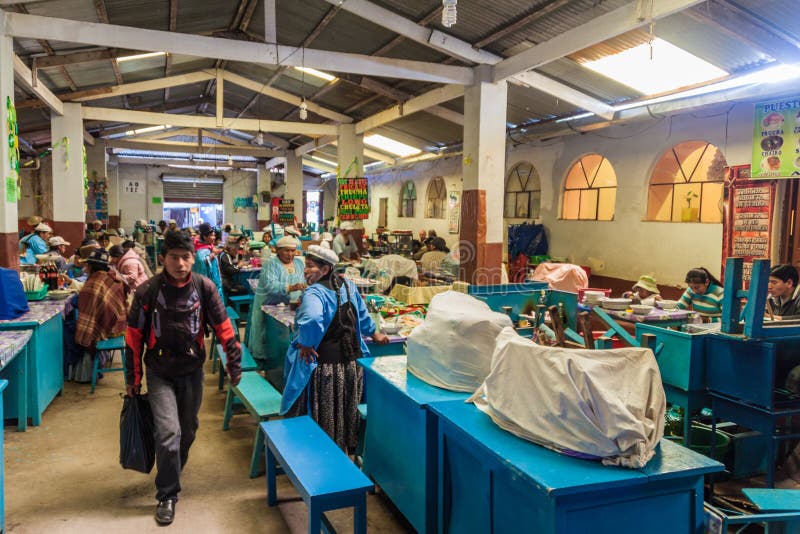 COPACABANA BOLIVIA - MAJ 13, 2015: Folket äter i eateries av en marknad i Copacabana, Bolivi royaltyfri foto COPACABANA BOLIVIA - MAJ 13, 2015: Folket äter i eateries av en marknad i Copacabana, Bolivi royaltyfri foto