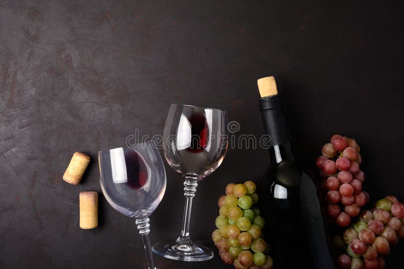 Copas con el vino rojo, la botella, las uvas y los corchos mintiendo en fondo de madera oscuro Visión superior Endecha plana Copi fotos de archivo Copas con el vino rojo, la botella, las uvas y los corchos mintiendo en fondo de madera oscuro Visión superior Endecha plana Copi fotos de archivo