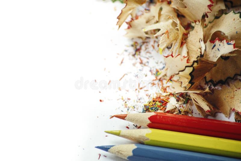 copeaux en bois de crayon sur le fond de livre blanc images stock copeaux en bois de crayon sur le fond de livre blanc images stock