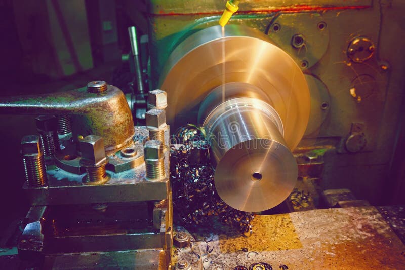 Copeaux sur les détails en gros plan Tour, métal traitant par la coupure sur l'équipement industriel Image teintée image stock Copeaux sur les détails en gros plan Tour, métal traitant par la coupure sur l'équipement industriel Image teintée image stock