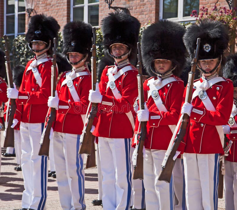 Copenhaga, Dinamarca - A banda de jovens da guarda de Tivoli imagens de stock royalty free