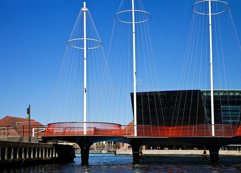 Copenhaga Dinamarca: a ponte do círculo e o carvão imagem de stock