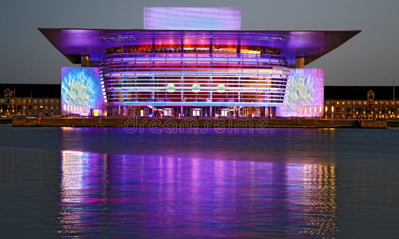 Copenhaga roxo Opera na véspera do ` s do ano novo foto de stock royalty free Copenhaga roxo Opera na véspera do ` s do ano novo foto de stock royalty free