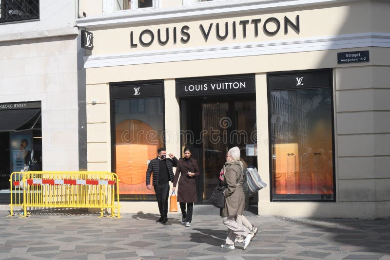 tin prototype billedtekst LOUIS VUITTON DECORATES CHRISTMAS with THIER ITEMS Editorial Photo - Image  of economy, news: 134687591