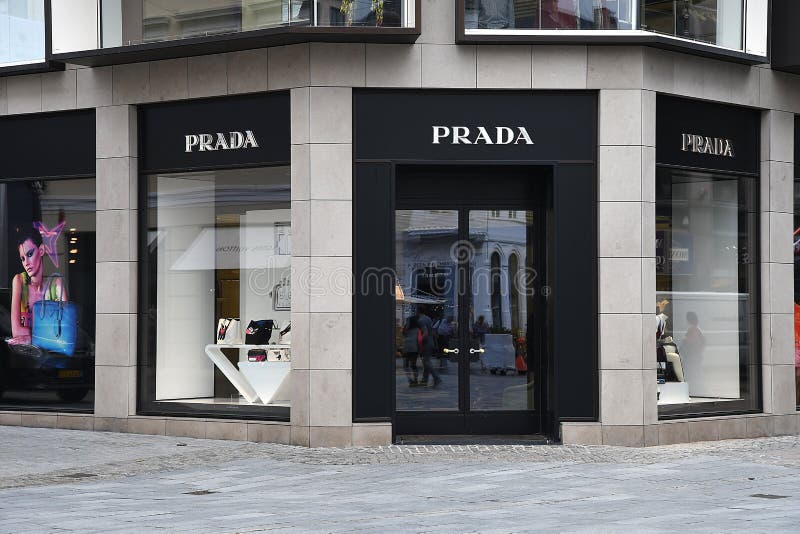 PRADA CIHAIN STORE on STROEGET Editorial Photo - Image of shoppers,  business: 124178996