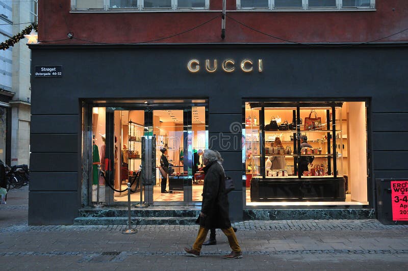 sejle pige forståelse Consumer with Gucci Shopping Bags on Strieget in Copenhagen Editorial Photo  - Image of gucci, kopemhagen: 186776426