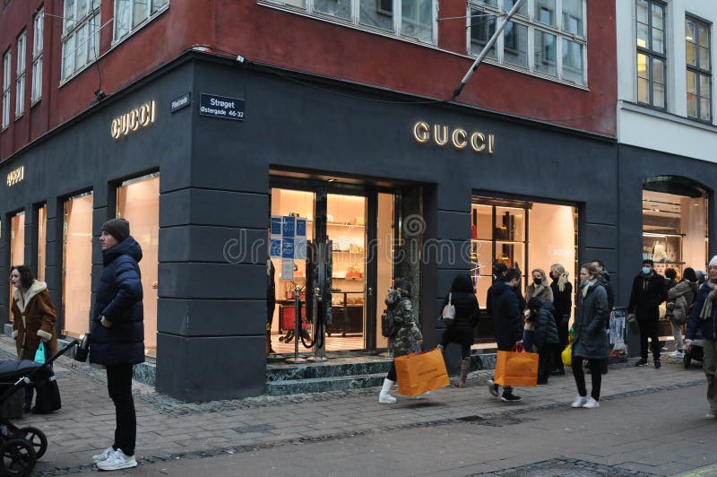 Paris France December 2019 People Shop Gucci Fashion Store Avenue – Stock  Editorial Photo © tupungato #502566196